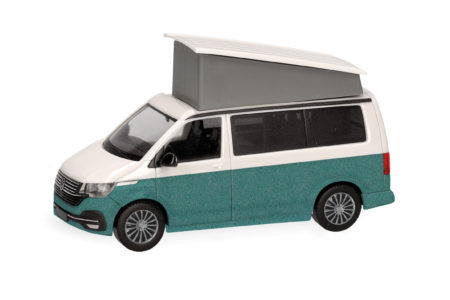 Herpa: Volkswagen (VW) T6.1 California, Candy Weiß / Bay Leaf Green metallic