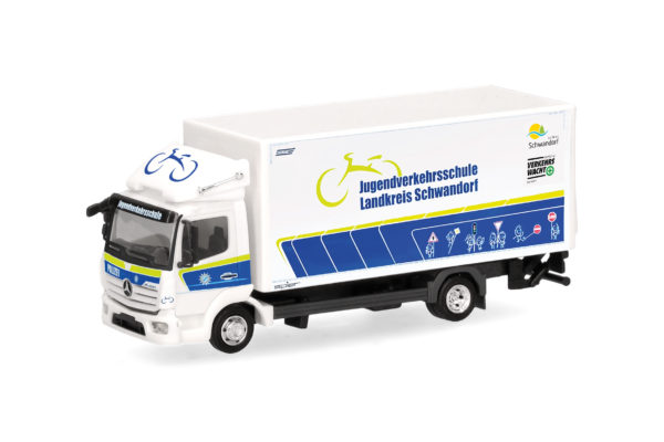 Herpa: MB Atego '13 Koffer-Lkw mit Ladebordwand "Jugendverkehrsschule Lkr. Schwandorf"