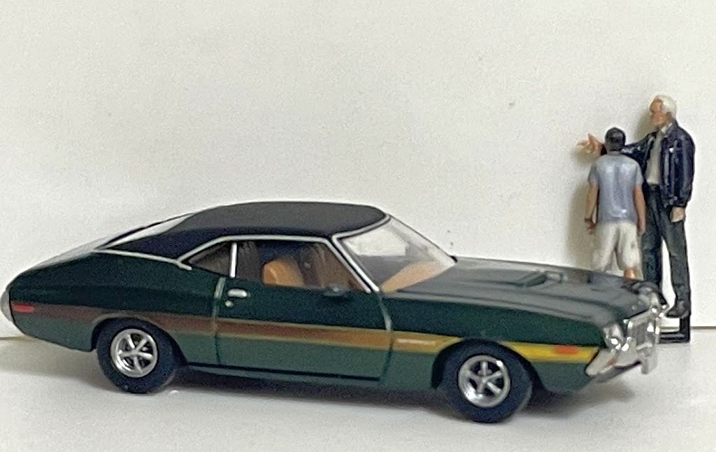 Brekina: Ford Gran Torino Sport (1969), grün/schwarz ("Moviecar") mit Figuren