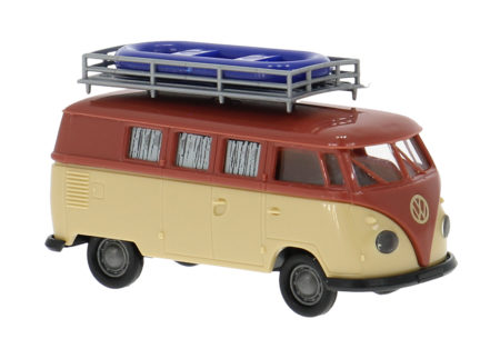 Brekina: VW T1b Camper, rot/beige, mit Dachträger und Boot