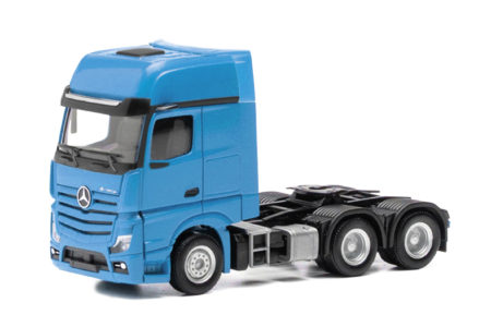 Herpa: MB Actros L GS Zugmaschine 3achs (6x4), lichtblau