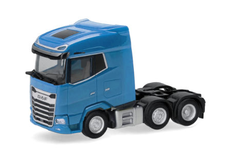 Herpa: DAF XG Zugmaschine 3achs (6x2), lichtblau