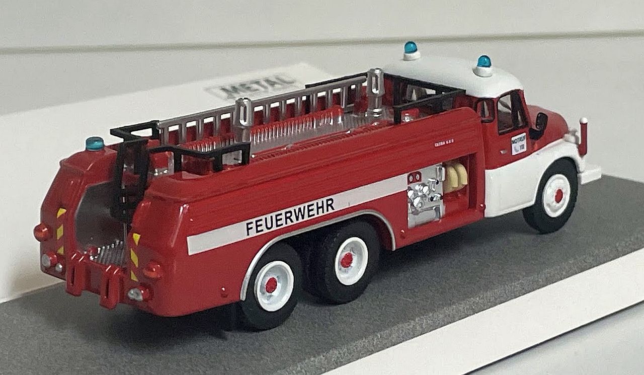 Schuco 1/87: Tatra T148 "Feuerwehr" Tanklöschfahrzeug, rot/weiß – Bild 2