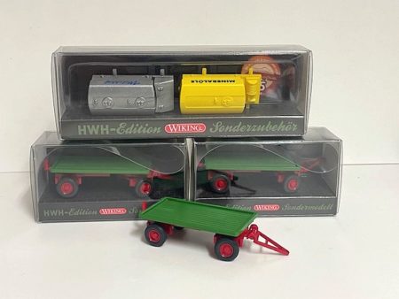Wiking: 3 Flachpritschen-Anhänger, grün/rot, mit Zubehör "Aufsetztanks"