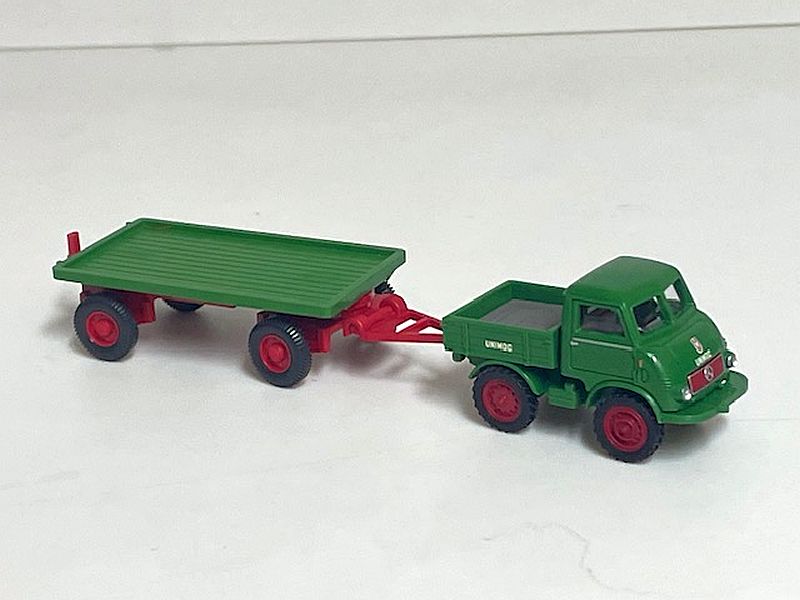 Wiking: 3 Flachpritschen-Anhänger, grün/rot, mit Zubehör "Aufsetztanks" – Bild 2