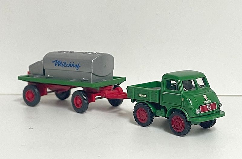 Wiking: 3 Flachpritschen-Anhänger, grün/rot, mit Zubehör "Aufsetztanks" – Bild 7