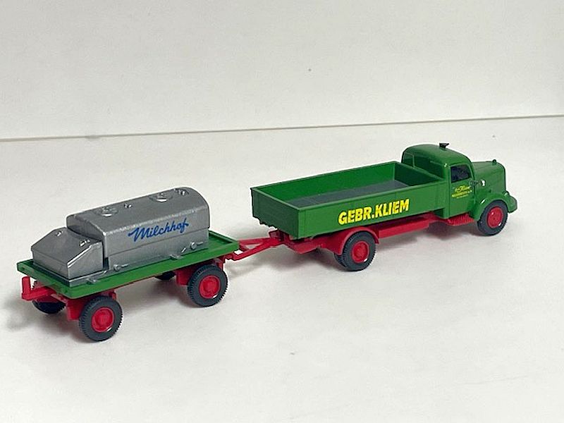 Wiking: 3 Flachpritschen-Anhänger, grün/rot, mit Zubehör "Aufsetztanks" – Bild 6