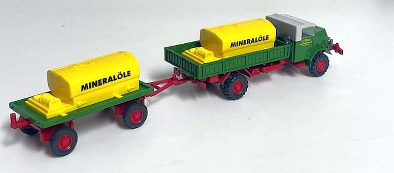 Wiking: 3 Flachpritschen-Anhänger, grün/rot, mit Zubehör "Aufsetztanks" – Bild 4